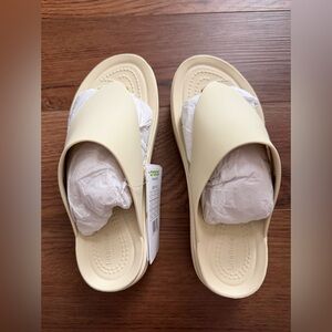 CROCS Cream Brooklyn Flip Sandals